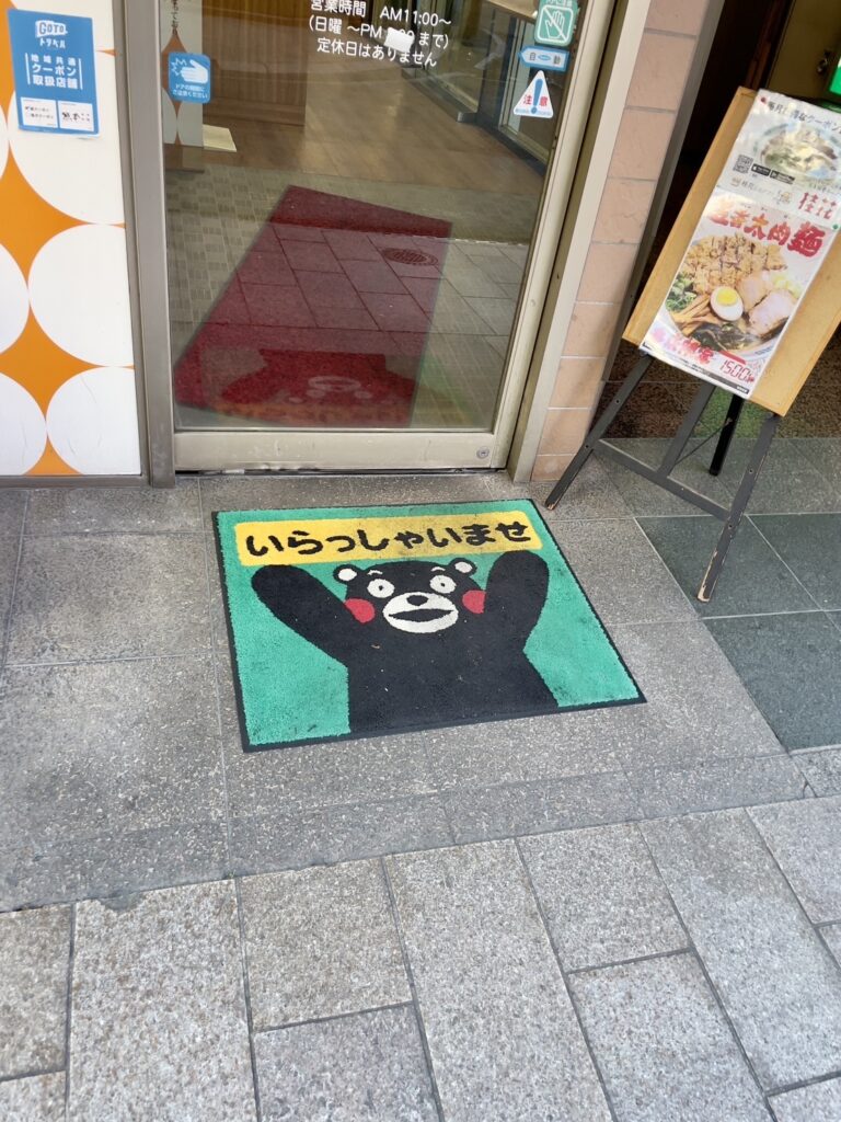 桂花ラーメン　くまモンがお出迎え